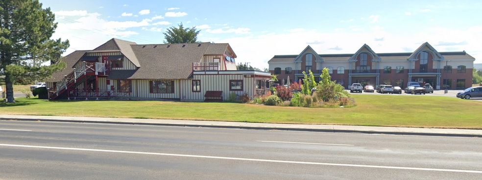 Eagle Pines Plaza portfolio of 2 properties for sale on LoopNet.ca - Building Photo - Image 2 of 10