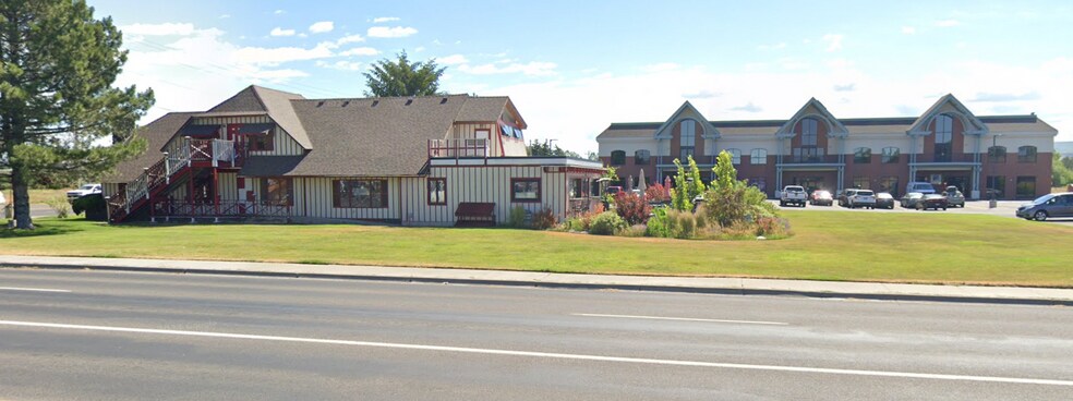 Eagle Pines Plaza portefeuille de 2 propriétés à vendre sur LoopNet.ca - Photo du bâtiment - Image 2 de 10