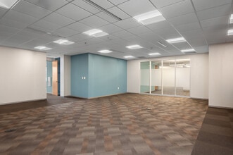 24950-25000 Country Club Blvd, North Olmsted, OH à louer Photo intérieure- Image 1 de 19