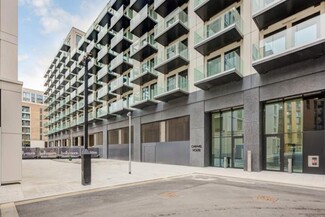 Plus de détails pour 22 Royal Crest Av, London - Vente au détail à vendre