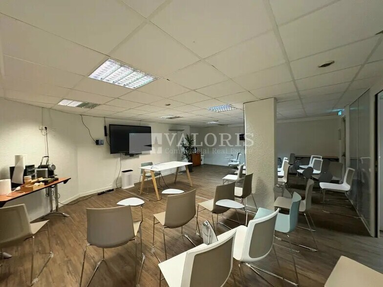 Office in Lyon for lease - Interior Photo - Image 2 of 8