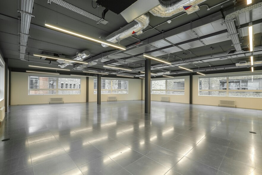 High St, London for lease - Primary Photo - Image 1 of 15