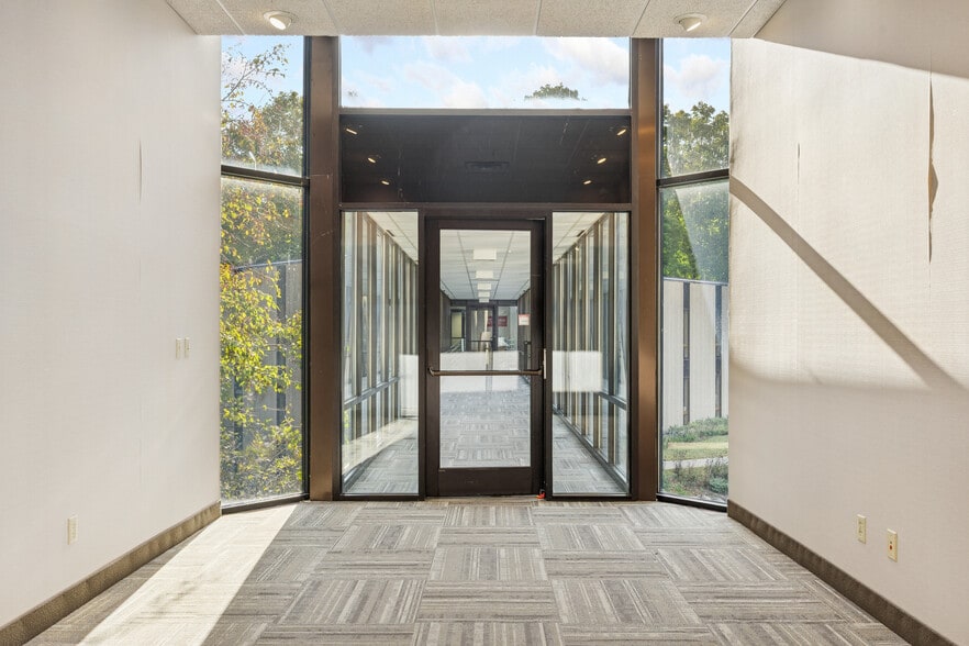 1800 Pioneer Creek Ctr, Maple Plain, MN for lease - Primary Photo - Image 1 of 45