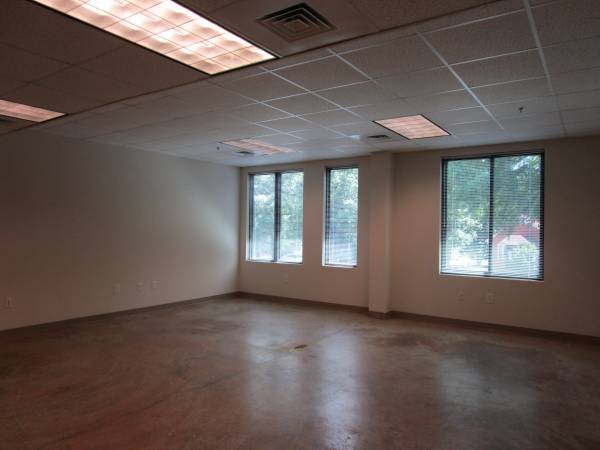 605 W Main St, Carrboro, NC à louer - Photo du bâtiment - Image 3 de 6