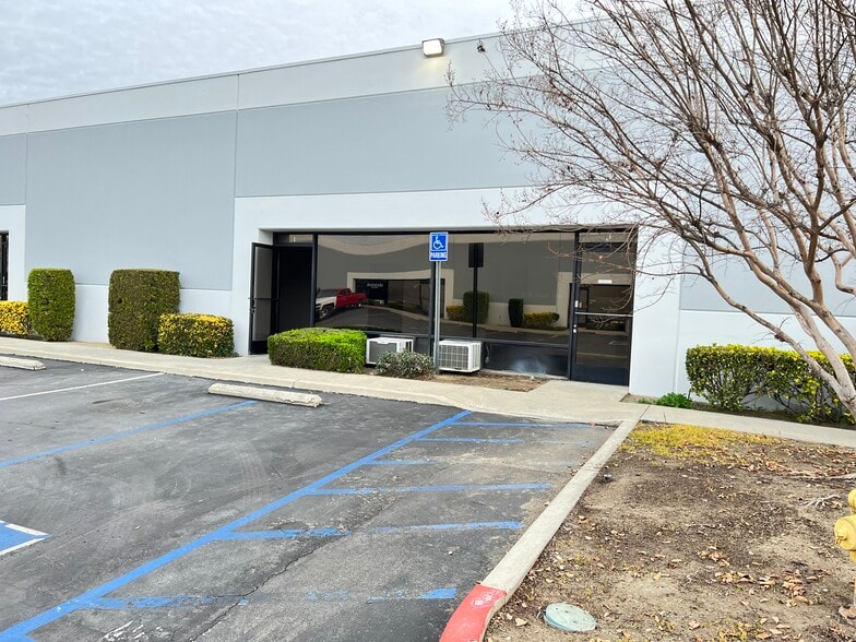 760 E Francis St, Ontario, CA for lease - Building Photo - Image 2 of 4