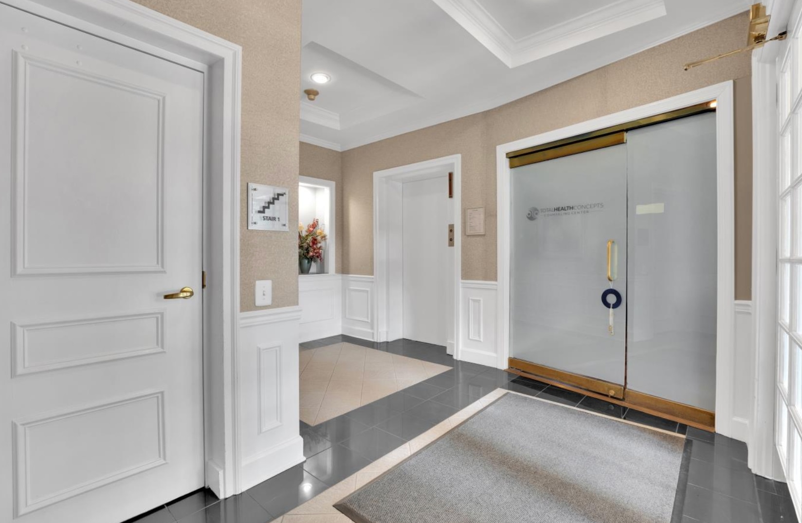 410 Pine St SE, Vienna, VA for lease Interior Photo- Image 1 of 3