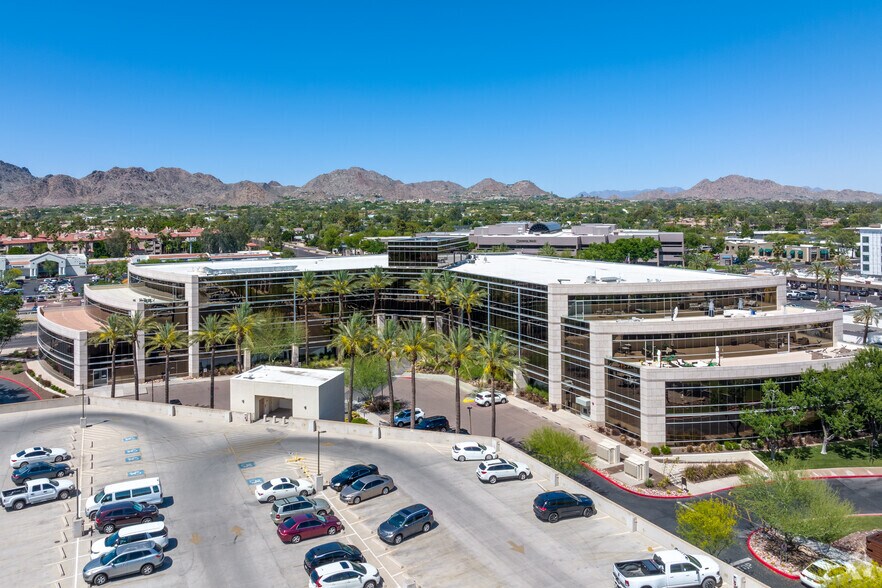 3131 E Camelback Rd, Phoenix, AZ à louer - Photo du bâtiment - Image 1 de 9