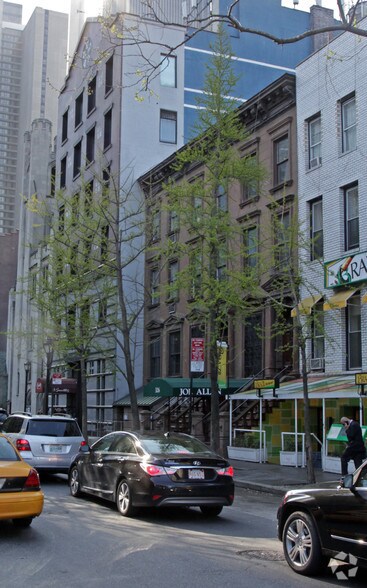 322 W 46th St, New York, NY for sale - Building Photo - Image 2 of 3