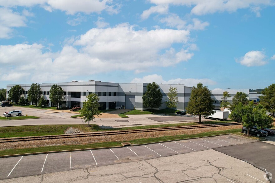 2091-2099 Corporate 44 Dr, Fenton, MO for lease - Building Photo - Image 2 of 6