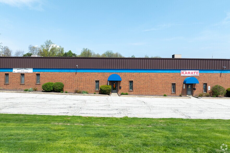 1927-1947 E Aurora Rd, Twinsburg, OH à louer - Photo du bâtiment - Image 2 de 5