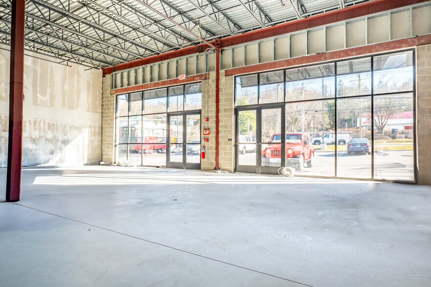 383 N Bedford Rd, Mount Kisco, NY à louer - Photo du bâtiment - Image 3 de 7