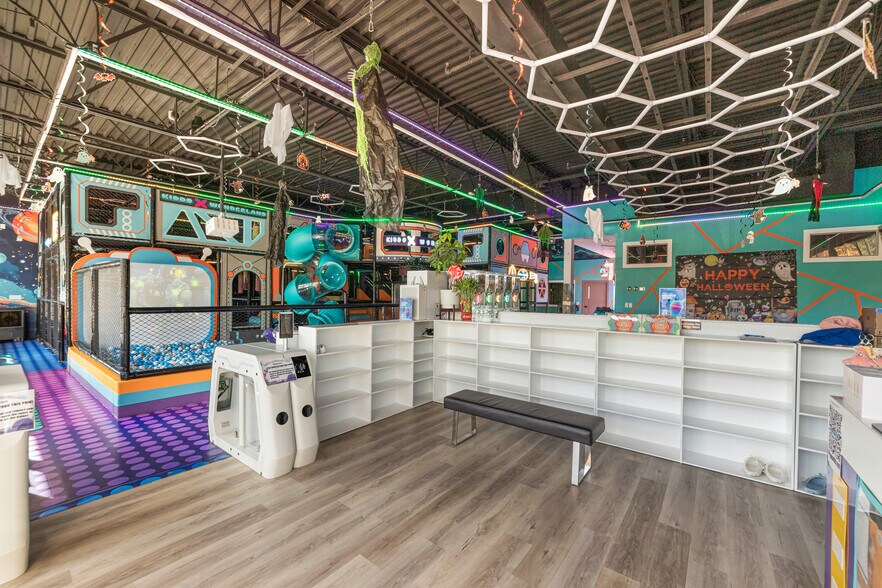 639 Veterans Rd W, Staten Island, NY à vendre - Photo du bâtiment - Image 3 de 12