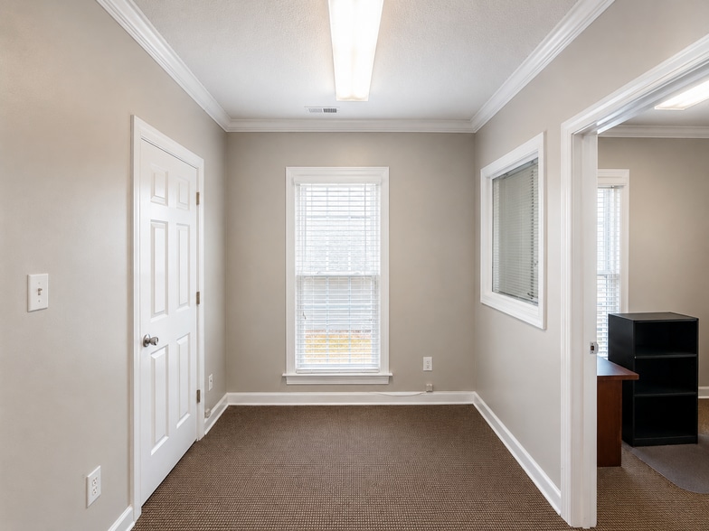 576 Executive Pl, Fayetteville, NC for lease - Building Photo - Image 2 of 10