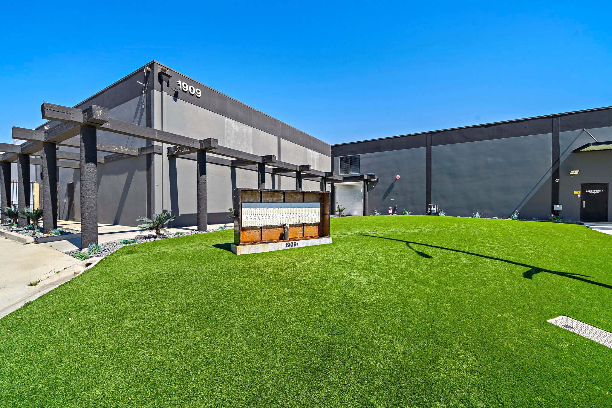 1909 S Susan St, Santa Ana, CA à vendre Photo du bâtiment- Image 1 de 14