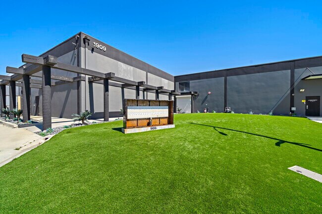 Plus de détails pour 1909 S Susan St, Santa Ana, CA - Industriel à vendre