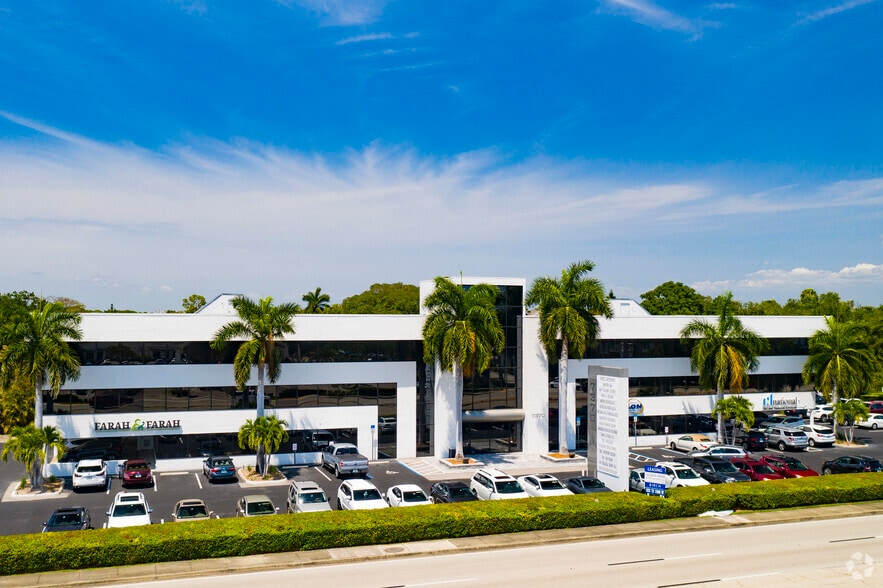 7370 College Pky, Fort Myers, FL à louer - Photo du bâtiment - Image 3 de 8