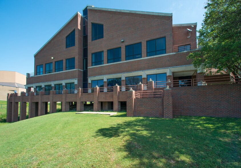 14135 Midway Rd, Addison, TX à louer - Photo du bâtiment - Image 1 de 21