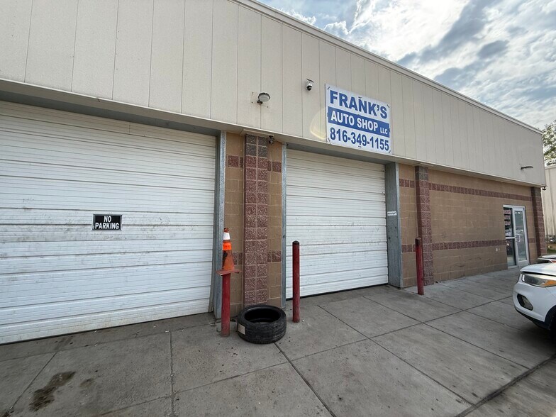 1114 Southview Dr, Liberty, MO à vendre - Photo du bâtiment - Image 2 de 8