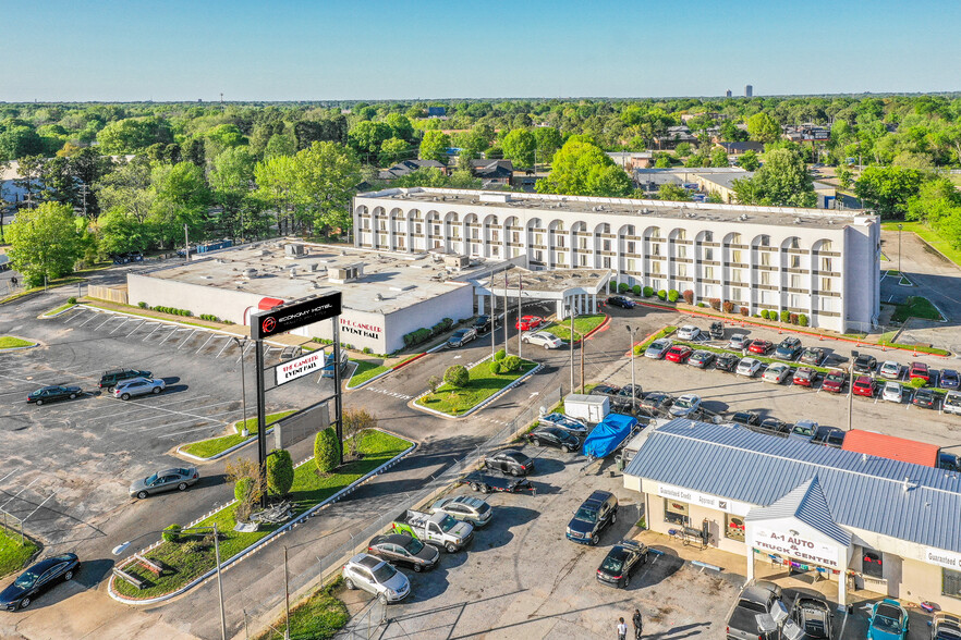 3896 Lamar Ave, Memphis, TN for sale - Primary Photo - Image 1 of 11