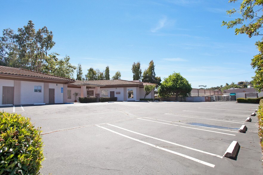933-937 Vale Terrace Dr, Vista, CA à louer - Photo du bâtiment - Image 3 de 3