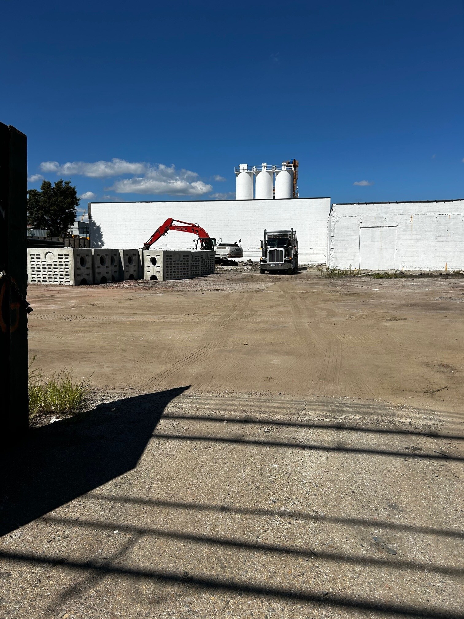 Ideal Parking Lot & Industrial Buildings portefeuille de 4 propriétés à vendre sur LoopNet.ca Photo du bâtiment- Image 1 de 8