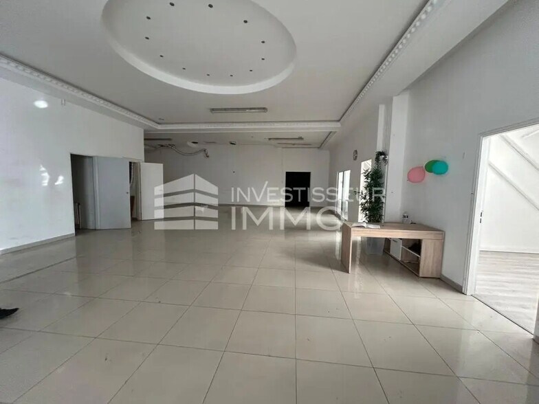 Flex in Saint-Denis for lease - Interior Photo - Image 3 of 5