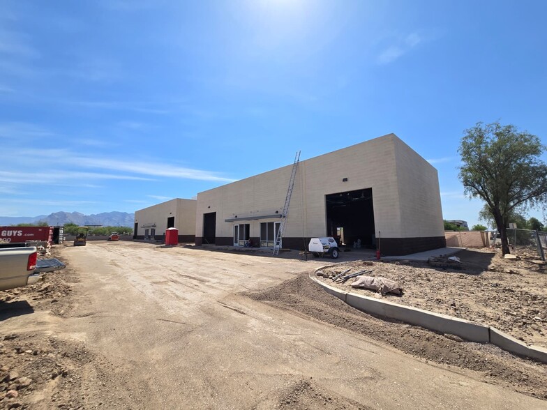 6162 N Travel Center Dr, Tucson, AZ for lease - Building Photo - Image 2 of 9