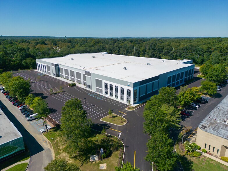 49 Mall Dr, Commack, NY à louer - Photo du bâtiment - Image 3 de 6