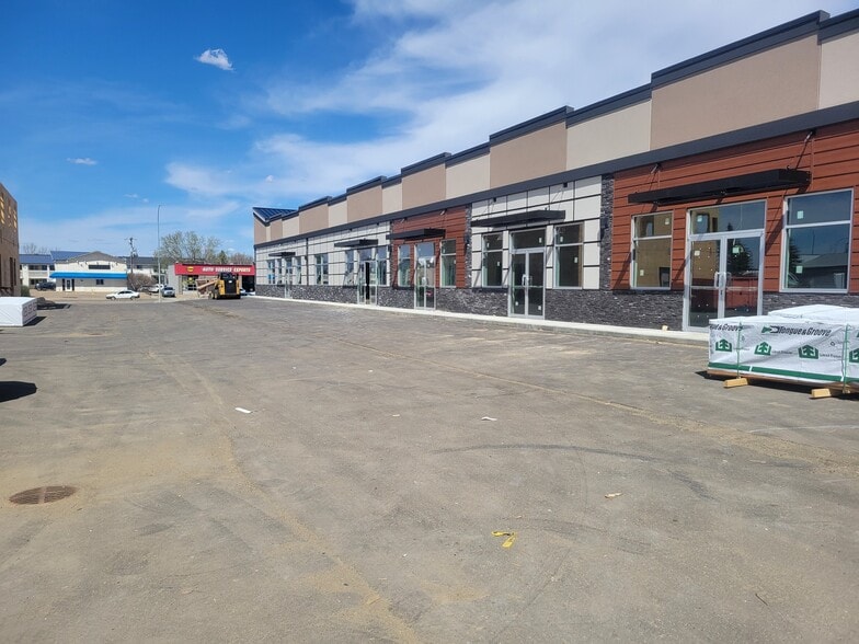 6217 48A Av, Camrose, AB à louer - Photo du bâtiment - Image 3 de 5