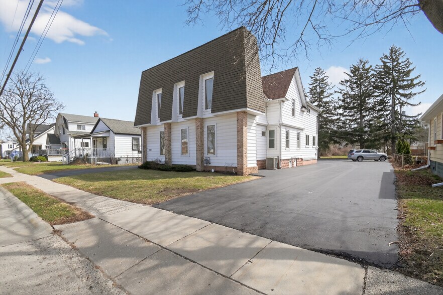 175 2nd St, Belleville, MI à vendre - Photo du bâtiment - Image 2 de 50