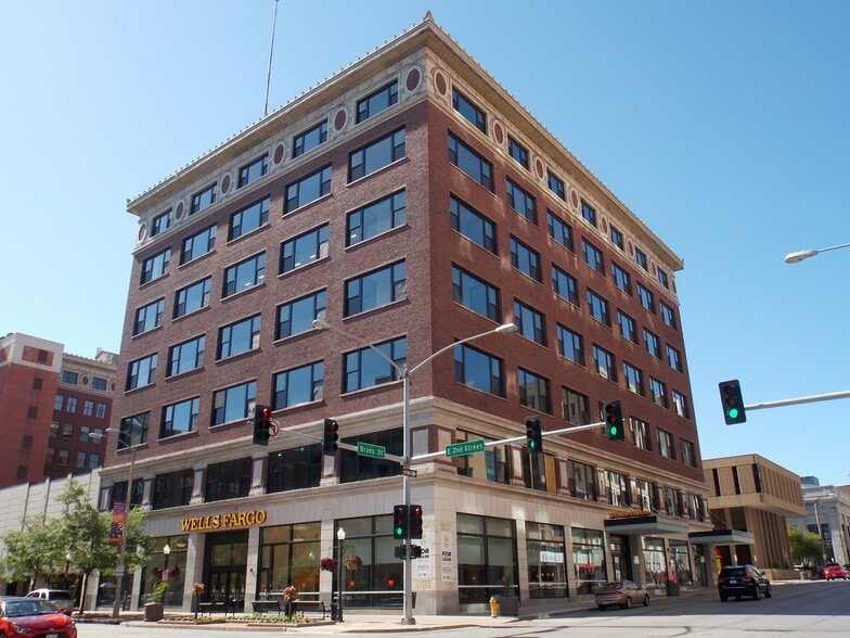 102 W 2nd St, Davenport, IA for lease - Building Photo - Image 1 of 11
