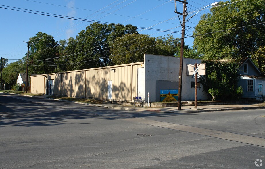 2411 E Cesar Chavez St, Austin, TX à louer - Photo principale - Image 1 de 2