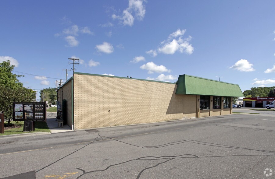 590 S Lapeer Rd, Lake Orion, MI à vendre - Photo du bâtiment - Image 2 de 3
