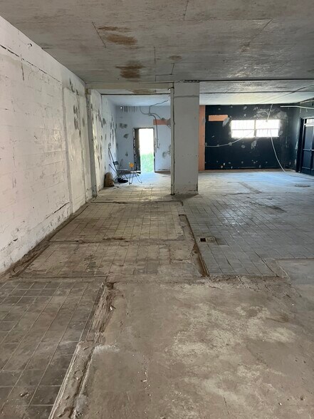 716 E 9th Pl, Los Angeles, CA à louer - Photo du bâtiment - Image 2 de 21