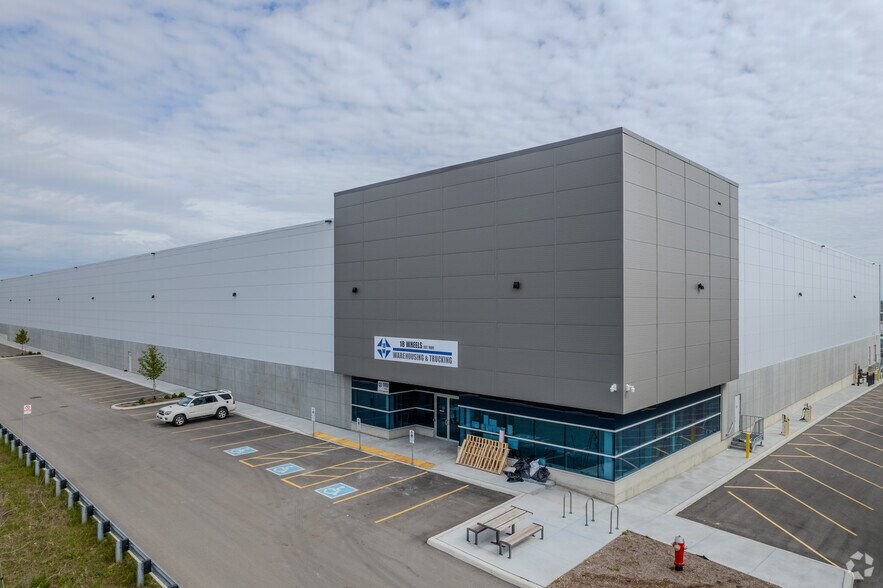 2510 Royal Windsor Dr, Mississauga, ON à vendre - Photo du bâtiment - Image 2 de 4