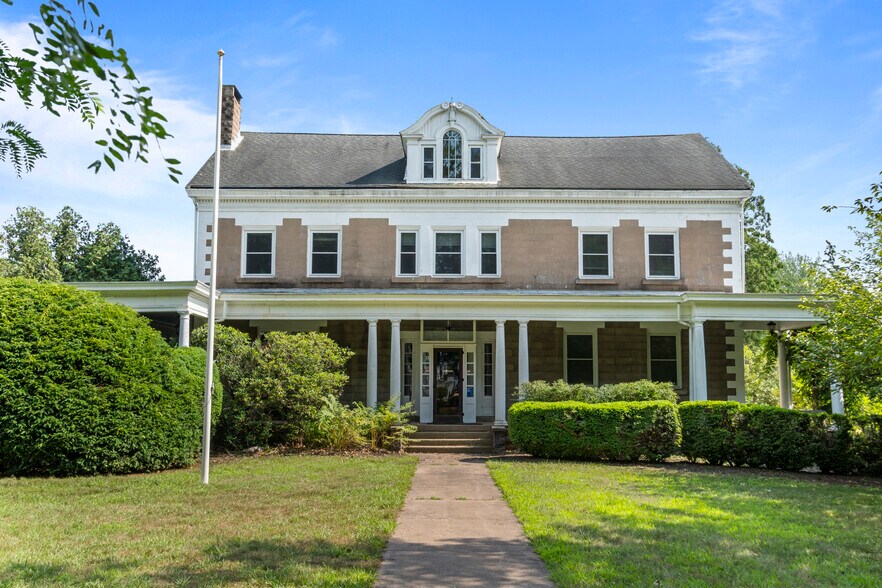 745 Burnside Ave, East Hartford, CT à vendre - Photo du bâtiment - Image 1 de 36