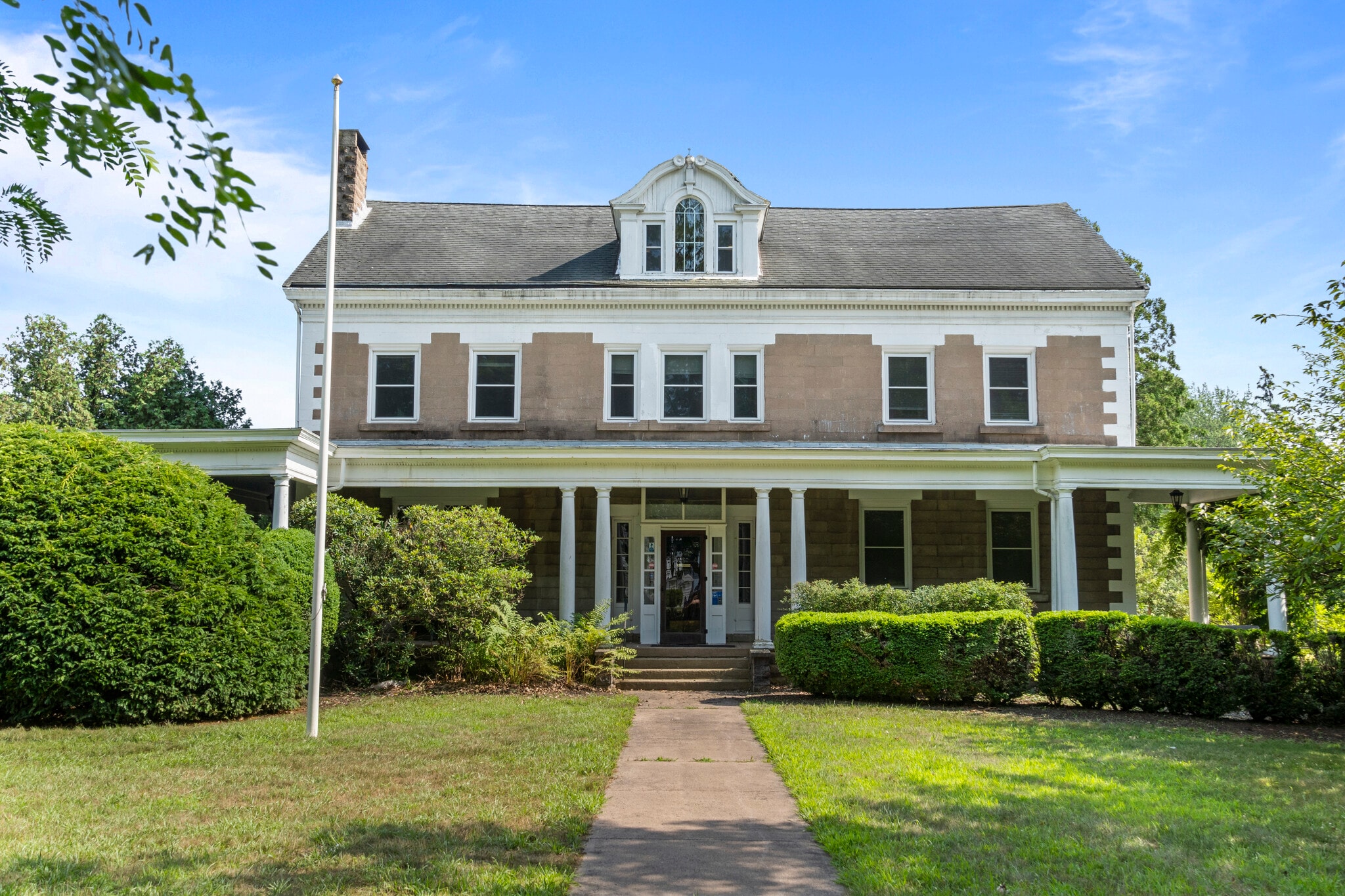 745 Burnside Ave, East Hartford, CT à vendre Photo du bâtiment- Image 1 de 37