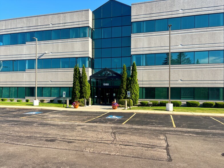 1560 Wall St, Naperville, IL à louer - Photo du bâtiment - Image 3 de 26