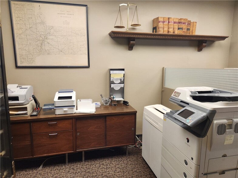 104 Main St, Black River Falls, WI à vendre - Photo du bâtiment - Image 3 de 24