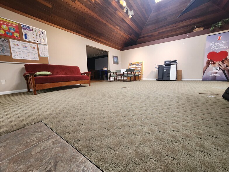 2103 N Dunlap Ave, Champaign, IL à louer - Photo du bâtiment - Image 2 de 3