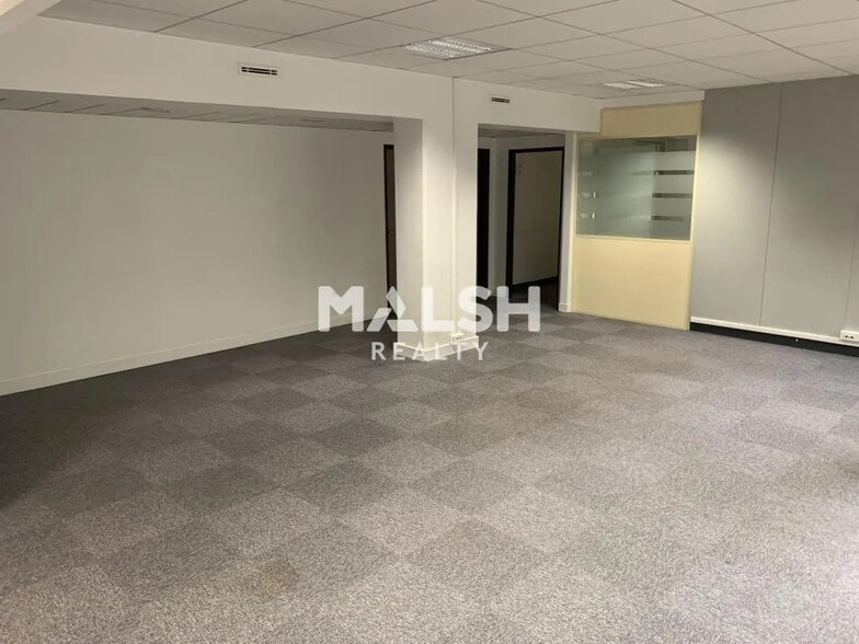 Flex in Lyon for lease - Building Photo - Image 3 of 13