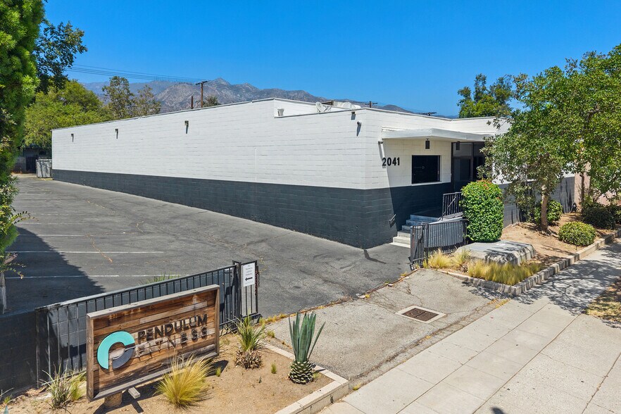 2041 E Villa St, Pasadena, CA à vendre - Photo du bâtiment - Image 1 de 6