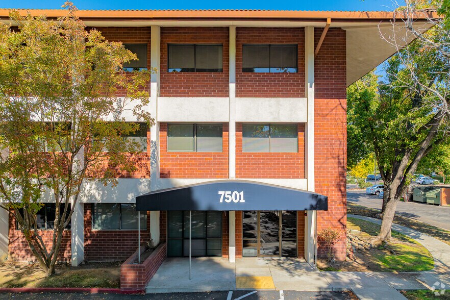 7501 Hospital Dr, Sacramento, CA à vendre - Photo du bâtiment - Image 3 de 29
