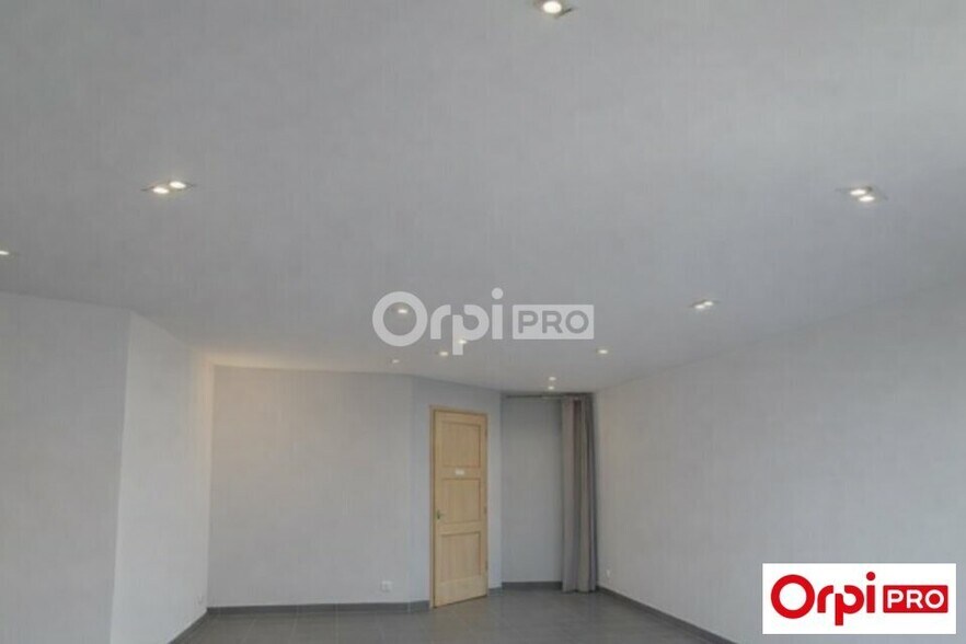 Retail in Pérenchies for lease - Interior Photo - Image 3 of 3