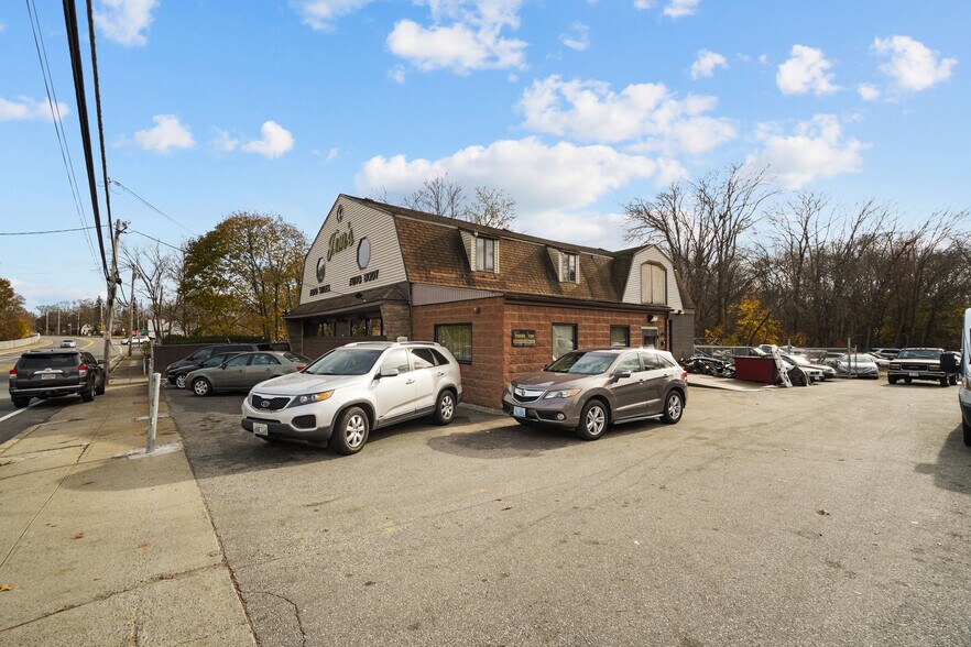 1153 Central Ave, Pawtucket, RI à vendre - Photo du bâtiment - Image 3 de 11