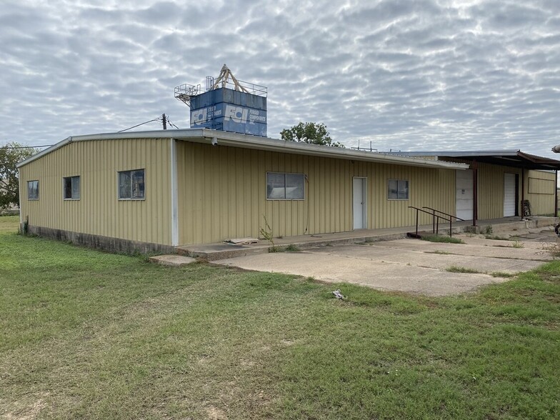 9363 Industrial Dr, Navasota, TX à vendre - Photo du bâtiment - Image 3 de 8