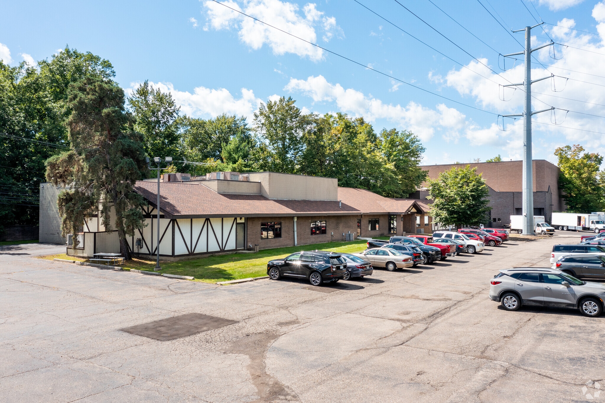 23689 Industrial Park Dr, Farmington Hills, MI for lease Primary Photo- Image 1 of 20