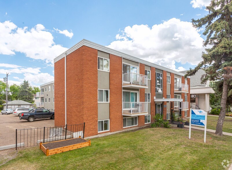 11325 124th St NW, Edmonton, AB à vendre - Photo principale - Image 1 de 1