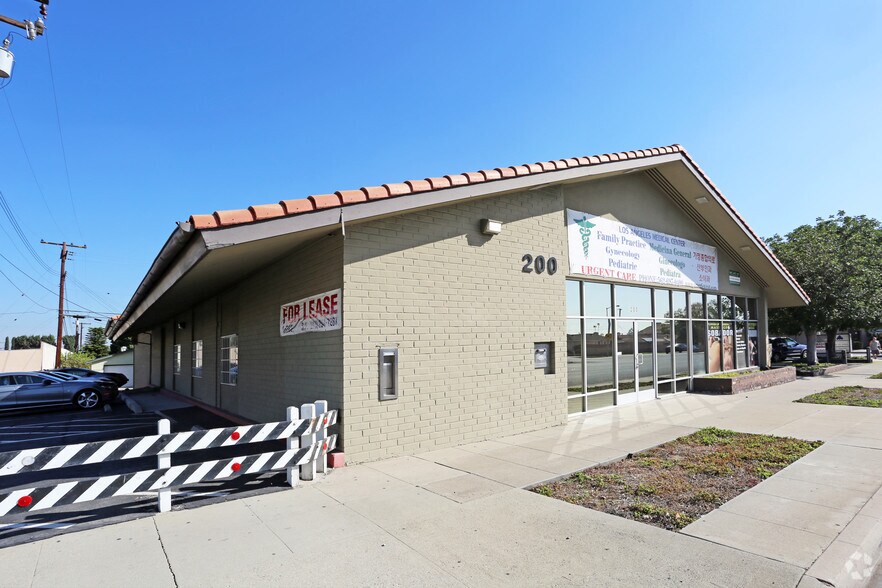 200 S Beach Blvd, La Habra, CA à louer - Photo du bâtiment - Image 2 de 19