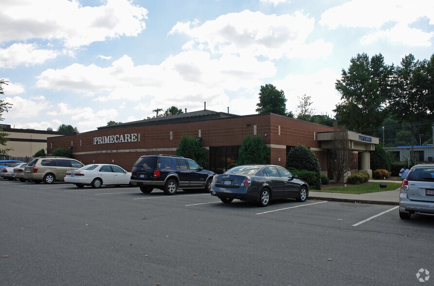7811 North Point Blvd, Winston-Salem, NC à louer - Photo du bâtiment - Image 3 de 5